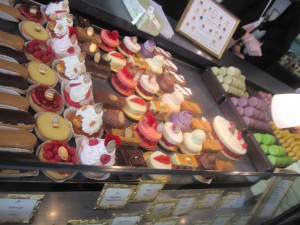 Delectable treats I couldn't try in Paris! They're still pretty to look at though! 