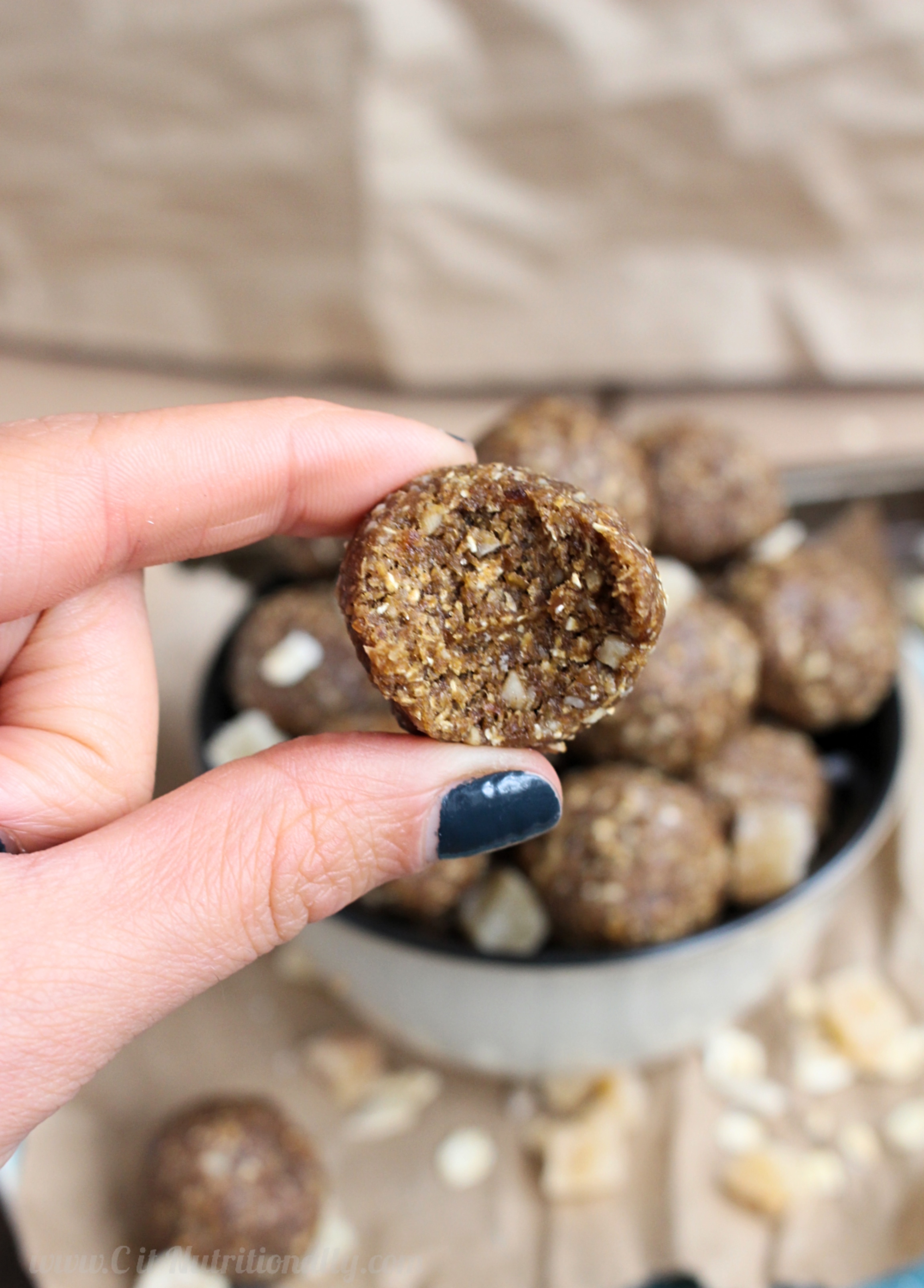 Healthy Gingerbread Cookie Energy Bites | C it Nutritionally