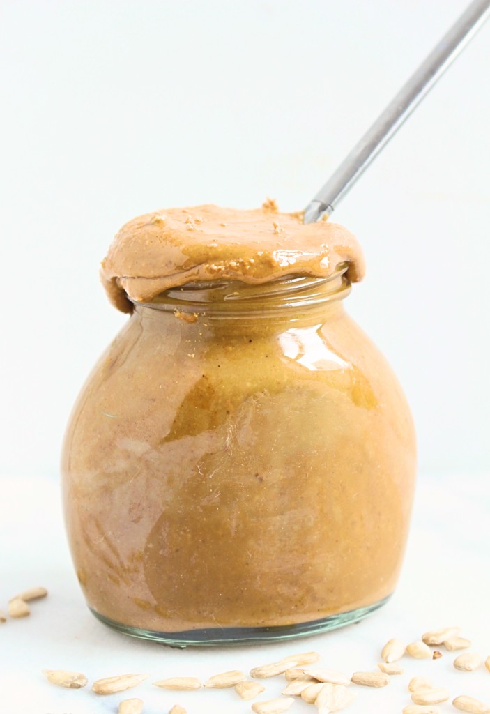 One-ingredient creamy, nutty, homemade seed butta that is 100% sugar free and oil free too? YUP, it can be done! My sugar free, oil free sunflower seed butter is an essential in our house! Free of the top 8 food allergens, Whole30 and Paleo | Sugar Free, Oil Free Sunflower Seed Butter | C it Nutritionally