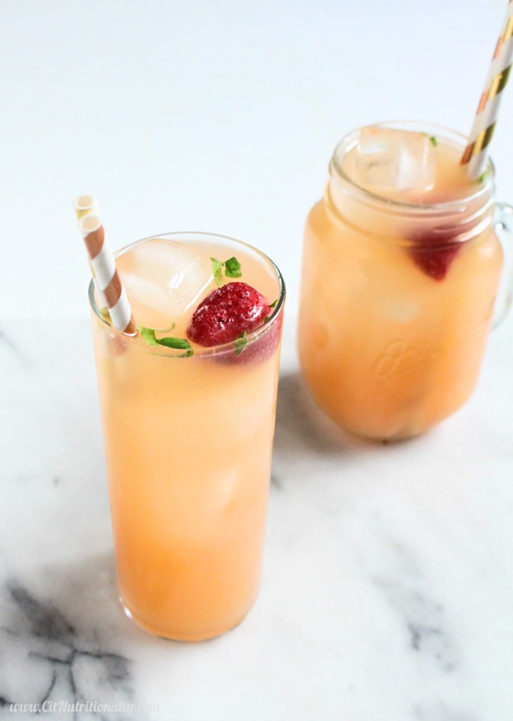 Pink Grapefruit Gin Fizz | C it Nutritionally | This Pink Grapefruit Gin Fizz is the perfect drink for your next summer soiree! It's bubbly, tart, yet sweet and absolutely delicious! 