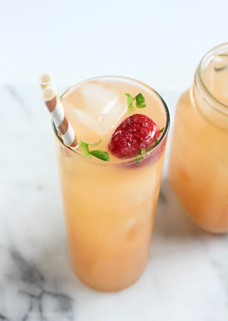 Pink Grapefruit Gin Fizz | C it Nutritionally | This Pink Grapefruit Gin Fizz is the perfect drink for your next summer soiree! It's bubbly, tart, yet sweet and absolutely delicious! 