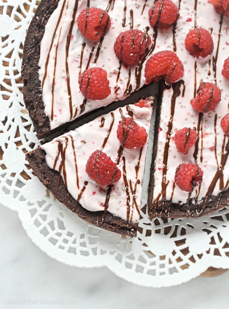 Vegan Brownie Pizza | C it Nutritionally by Chelsey Amer, MS, RDN Take a bite into this vegan brownie pizza for a delicious chocolatey treat that’s every bit delicious as it is nutritious. Vegan, Gluten Free, Grain Free, Nut Free, Egg Free, Dairy Free, Low Sugar